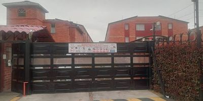 Bonita casa de tres piso y 68m2, tres alcobas, un baño, un estudio, living comedor, cocina cerrada, lavadero y en un conjunto cerrado, seguro y a dos cuadras de la Boyacá. Cerca de centros comerciales y de zona comercial, con vías de acceso seguras, con todo al alcance de su mano, transporte público, supermercados y una excelente ubicación en Castilla a un PRECIO imperdible.