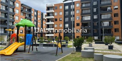 DALA Inmobiliaria arrienda apartamento en cuarto piso en Cajicá, conjunto cerrado, buena iluminación y vista externa, Consta de: sala comedor con chimenea y balcon, cocina integral con barra, zona de lavanderia independiente, estudio, habitación principal con walkin closet y baño privado, habitación auxiliar con closet y baño completo 2 parqueaderos 1 deposito en sotano, zonas sociales en desarrollo: parque infantil, zona Infantil con mini muro de escalar, casa de muñecas con arenera, Teatrino y zona de video juegos, encontrarás doble acceso vehicular, vigilancia 24 horas, ascensor, cerca a vias principales con doble acceso vehicular a la variante chía- cajicá, cerca a prestigiosos centros comerciales fontanar, y centro chía.  No dejes pasar esta oportunidad de vivir en el apartamento de tus sueños,

 Si estás buscando inmobiliarias en Cajicá, somos tu mejor opción. También manejamos Bienes Inmuebles en Chía y Cota COD.  E 812,
