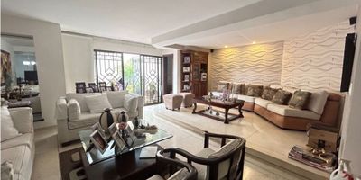 Apartamento en venta ubicado en barrio Riomar, primer piso con un área de 165m2, cuatro habitaciones cada una con su baño, baño social, sala-comedor en dos ambientes, patio, zona de labores, cuenta con 3 parqueaderos. Vigilancia de lunes a sábado.