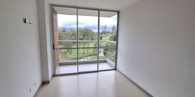 Descripción: 
447-13208 Apartamento en Arriendo en el Sector los colegios. Este apartamento de 65 metros ofrece un diseño cómodo y funcional. Cuenta con 3 alcobas con clóset, 2 baños, sala comedor iluminada, cocina integral moderna, zona de ropas independiente, balcón con vista agradable. Además, dispone de parqueadero privado y cuarto útil. 
Se encuentra ubicado en una unidad cerrada que ofrece portería 24 horas, piscina para adultos y niños, turco, sauna, salón social, juegos infantiles, gimnasio, zonas verdes, cancha múltiple, cancha de squash, salón de juegos, ascensor y shut de basuras. Su ubicación estratégica permite fácil acceso a rutas de transporte público. Código del inmueble: 13209