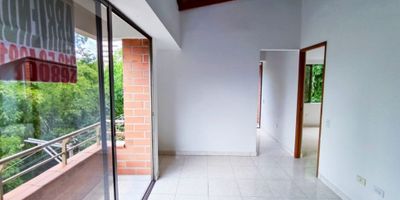 Duplex, salón comedor, pisos en cerámica, cocina integral abierta, con zona de ropas, estar, 02 habitaciones con closet, 02 baños cabinados, 02 balcones (primer y segundo nivel), cuarto útil.

Edificio a 02 cuadras del centro comercial Mayorca, buenas vías de acceso, buen transporte público, excelente ubicación.

Intermobiliaria Poblado S.A.S