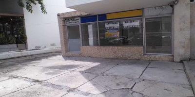 local en arriendo en el barrio Bocagrande, Cartagena, es una excelente opción si buscas establecer un negocio en una de las zonas más concurridas y turísticas de la ciudad. Bocagrande es conocido por su alta afluencia de turistas, comercios, restaurantes y hoteles, lo que lo convierte en un lugar estratégico para diferentes tipos de negocios. Características principales del local en arriendo en Bocagrande, Cartagena:nn1. Ubicación privilegiada: Situado en una zona de alta afluencia, cerca de la playa, hoteles, centros comerciales y principales vías de acceso.nn2. Visibilidad y afluencia: Ideal para negocios de retail, restaurantes, cafeterías, oficinas o servicios turísticos, gracias al flujo constante de personas. Tamaño y distribución: Disponibilidad de locales en diferentes tamaños y configuraciones, adaptados a las necesidades específicas del negocio. Infraestructura y acabados: Espacios con buena infraestructura, acabados modernos y listos para ser adaptados según el tipo de negocio. Seguridad y servicios: Áreas con vigilancia, sistemas de seguridad y servicios básicos adecuados para operaciones comerciales