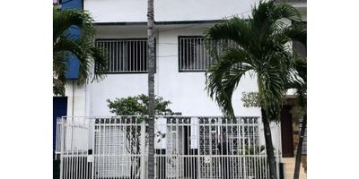 Casa de tres pisos en San Fernando Nuevo, funciona como pensión con alcobas independientes con baño. Ubicada en zona médica y comercial con fácil acceso a transporte público y buenas vías. En el primer nivel cuenta con dos locales comerciales, varias alcobas cada una con baño asignado, patio, cocina abierta, sala comedor y zona de oficios. El segundo nivel dispone de un apartamento con sala comedor, tres alcobas, dos baños, cocina independiente, zona de oficios y terraza con vista exterior. En el tercer nivel se encuentra otro apartamento con sala comedor, dos alcobas, dos baños, cocina abierta, zona de oficios y terraza con vista exterior. Una propiedad versátil ideal para inversión o renta en un sector estratégico de la ciudad.
 
