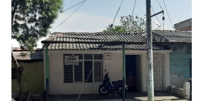 CASA EN BARRIO ULPIANO LLOREDA, 2 habitaciones, cocina básica, 1 baños uno de los baños con ducha, parte trasera cuenta con un amplio salón nuevo el cual tiene la zona con cambio de cañería, tubería y parte eléctrica, soporta hasta 5 pisos. Tiene 2 entradas, 1 para alcoba y otra para ingresar al salón. A dos cuadras de la Autopista Simón Bolivar, puente de los 1.000 días, cerca de transporte público y canchas. 

Área 6.10 frente * 30 fondo incluye antejardín.
