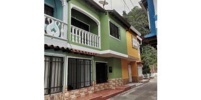 ? ¡Casa en venta en Aratoca, Santander!

Precio: $300.000.000 

Descubre esta excelente oportunidad para vivir en una zona tranquila y familiar. Ubicada en el barrio Luis Carlos Galán, a pocos pasos del Colegio San Luis y el Hospital Juan Pablo II, esta acogedora casa de dos pisos ofrece comodidad, amplitud y una ubicación privilegiada.

Características destacadas:


 
 ? Área aproximada: 6 metros de frente por 11 metros de fondo
 
 
 ?️ 4 habitaciones con clóset
 
 
 ?‍? Estudio con biblioteca y escritorio empotrado
 
 
 ? 2 baños
 
 
 ?️ Sala y comedor independientes
 
 
 ?️ Cocina integral
 
 
 ? Patio de ropas
 
 
 ? Balcón con hermosa vista
 
 
 ? Mezzanine, ideal como espacio adicional
 
 
 ? Parqueadero privado
 


Una casa pensada para disfrutar en familia, con espacios funcionales y detalles que hacen la diferencia.

? ¡Agenda tu visita y conoce tu nuevo hogar en Aratoca! 3185804101

