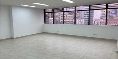 Amplia e iluminada oficina ubicada en el edificio Covinoc. Recepción y vigilancia permanente. Cuatro ascensores. Baño privado y baños en piso.
