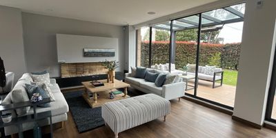 Codigo 19048. En los dos pisos de la Casa Azulejo con 224 m2 de área construida y 201 m2 de área privada, diseñada para ofrecer comodidad y amplitud. La casa cuenta con tres alcobas, mas alcoba de servicio con baño, alcoba principal con walking closet y baño privado. Además, dispone de un estar de alcobas que proporciona un espacio adicional para disfrutar en familia. La cocina abierta está integrada al área social y comedor, brindando un ambiente moderno y funcional, mientras que la sala comedor es perfecta para compartir momentos con tus seres queridos. La propiedad también cuenta con 5 baños. Disfruta de la zona de ropas independiente. La casa tiene una terraza exterior ideal para relajarte o disfrutar del aire libre. Además, ofrece cuatro parqueaderos privados de uso exclusivo y la opción de un módulo ampliable independiente. El conjunto cuenta con Club house, zonas húmedas, cancha de tennis, restaurantes, lago ornamental, senderos peatonales. Vive en un espacio donde la naturaleza y el confort se combinan para crear un hogar único. Entrega en Diciembre 2025. Aprovecha el Bono de Escrituración por $10.000.000 Precio mes de Octubre desde $1.700.040.000 Casa 314