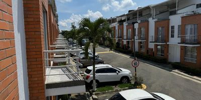 Vive con comodidad y seguridad en esta espectacular casa de 3 pisos ubicada en conjunto cerrado con vigilancia armada las 24 horas, en un sector residencial de alta valorización
La propiedad cuenta con 129 m2  construidos, distribuidos así
3 habitaciones con clóset

3 baños

Parqueadero privado

Depósito

Senderos peatonales, jardines, parque infantil, piscinas para niños y adultos, salón social, gimnasio, jacuzzi, área BBQ, canchas deportivas, sauna y parqueadero para visitantes
