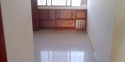 ¡Solicita ya una visita a este apartamento con nosotros y observa todo lo que tiene para ti! Se encuentra ubicado en el tradicinal sector de El Prado de la ciudad de Barranquilla, cuenta con un área de 87m2. Posee 3 alcobas, 2 baños, sala-comedor, cocina semi-integral y área de labores. El edificio cuenta con acceso a 1 parqueadero asignado y portería permanente. Se escucha ofertas. ¡Pregúntanos por este inmueble y te acompañamos a visitarlo!