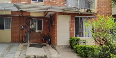 Ubicada en el sector de Galicia en Cerritos Pereira zona de alta valorizacion

La propiedad cuenta con 113 m2 construidos distribuidos en 2 niveles con espacios amplios y confortables

Caracteristicas principales

3 habitaciones

3 baños incluyendo baño social

Sala comedor

Cocina integral

Parqueadero privado

Estrato 5

Construida en el año 2017

El conjunto ofrece seguridad zonas verdes y facil acceso a colegios supermercados y vias principales

Valor de venta 435000000
Administracion 286000