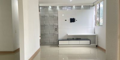 Apartamento en arriendo en unidad cerrada ubicada en zona residencial, entorno tranquilo, con fácil acceso a vía principal, rutas de transporte público, cerca a centros comerciales, restaurantes y múltiples servicios complementarios del sector. Cuenta con piso en porcelanato y madera laminada, sala comedor, estar de tv, 2 alcobas con vestier y baño en la principal, baño social, cocina integral abierta tipo americano, zona de ropas, balcón, útil y parqueadero independiente cubierto  Conjunto cerrado con ascensor y zonas sociales completas que incluyen piscina, gimnasio, salón social, parques infantiles, placa polideportiva, zonas verdes, vigilancia y portería 24 horas, citofonía y circuito cerrado de tv. inmuebles sujetos a verificacion de disponibilidad
