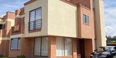 [VEN] ID HOUM: 158080

En Houm te ayudamos de forma fácil y segura. Los beneficios de comprar con nosotros:
    • Te ayudamos a conseguir financiamiento a través de una asesoría personalizada
    • Mediación y seguimiento de todo el proceso
    • Ponemos a tu disposición profesionales en notariado, registro y asesoría jurídica
¡Solo te preocupas de las firmas!

Casa en venta, ubicada en el barrio paredes, con una superficie construida de 181.00 m² y superficie total de 192.00 m². 

Sus principales características son:

    • 4 dormitorios
    • 5 baños
    • No Admite mascotas
    • 2 parqueaderos
    • Año de construcción: 2019
            
Además, el inmueble cuenta con las siguientes amenidades:

    • Salón de eventos
    • Zona de juegos
    • Gimnasio

Si compras con nosotros, te brindamos asesoría personalizada durante todo el proceso.
Más que una inmobiliaria, somos Houm.
*Aplican T&C