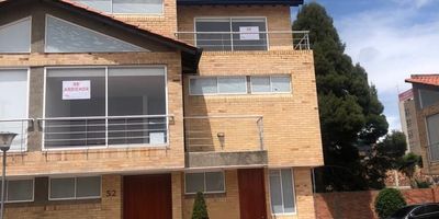 Casa esquinera de 3 pisos, remodelada con estudio, sala comedor. cocina integral abierta, zona de lavanderia,patio interior con zona verde y BBQ, 3 habitaciones, 4 baños, terraza amplia con vista interna hacia el conjunto.
conjunto cerrado seguridad privada 24.7, cancha squash, cancha múltiple parque infantil, 2 sedes sociales, planta electrica y tanque de reserva de agua.