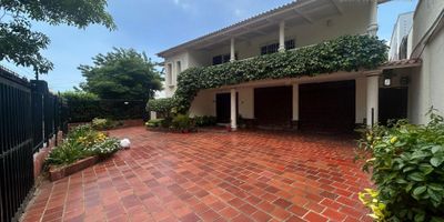 Venta /arriendo hermosa casa de 502M2 construidos y 901M2 de lote,  es una oportunidad única para aquellos que buscan un hogar para su familia. Cuenta con 4 habitaciones y 4 baños, lo que le da a la casa una sensación de amplitud y comodidad. Además, hay 3 parqueaderos para que pueda acomodar todos sus vehículos. Contáctanos para más información y agenda una visita. 321 8521992.