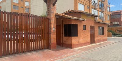 Hermosa casa en uno de los sectores más exclusivos de Chía, cerca a colegios, restaurantes, zonas comerciales y vías de acceso.
Esta Amplia casa de 180 m2, consta de 3 habitaciones, 3 baños, 2 parqueaderos y deposito, los acabados y la ventilación son unos de los factores más llamativos ya que cuenta con pisos en madera granadillo y con una distribución estratégicamente planeada. Contáctanos y agenda una cita.