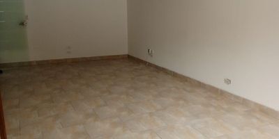 Arriendo 2 oficinas independiente  piso 2 vista exterior 60 M con 1 baño y piso 3 vista exterior 70 M en 2 espacios con 1 baño 1 terraza cerca CR 7 buen transporte SITP 