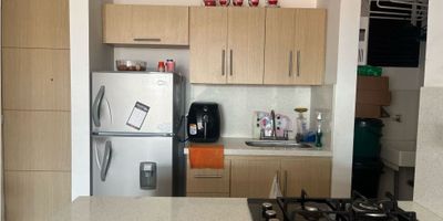 ? Venta de Apartamento – El Carmen de Viboral (Antioquia)

? Ubicación: Segundo piso – A solo 10 minutos del parque principal y muy cerca de las zonas deportivas del municipio.

? Precio: $280000000
? Área: 58 m²

? Distribución interior:
?️ 2 habitaciones (una con baño privado)
?️ Sala iluminada
?️ Cocina integral
? Zona de ropas
? 1 baño social
? 1 baño privado
? Balcón con vista exterior

? Zonas comunes del edificio:
? Ascensor
?️ Vigilancia 24 horas
? Salón social
?️ Salón deportivo

? No incluye parqueadero ni cuarto útil
