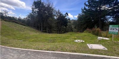 ¿Quieres vivir rodeado de naturaleza y tranquilidad en un inmueble de lujo? Este lote / terreno ubicado en El Carmen de Viboral, Antioquia es perfecto para ti. Con una extensión privada de 2417 M2, este terreno ofrece una gran cantidad de espacio para construir la casa de tus sueños .

Además, si eres un amante de los animales este es el lugar ideal, ya que el inmueble admite mascotas. Y no te preocupes por los servicios básicos, el terreno cuenta con acceso a agua y electricidad para que puedas disfrutar de todas las comodidades.

Pero eso no es todo, las características externas de este terreno son igual de impresionantes. El acceso pavimentado te permitirá llegar en pocos minutos a la zona urbana del municipio, donde encontrarás todo tipo de comercios y servicios. Y si te encanta cultivar, este terreno cuenta con árboles frutales que te brindarán deliciosos productos frescos.

Si eres un amante de la naturaleza, te encantará saber que este terreno se encuentra rodeado de bosques nativos, lo que te brindará un ambiente de paz y tranquilidad. Además, la presencia de una hermosa montaña complementa perfectamente el paisaje de este inmueble.

Y para tu seguridad, el terreno cuenta con circuito cerrado de TV, lo que te brindará tranquilidad y podrás sentirte en un entorno seguro. Además, estará cerca de colegios y universidades de prestigio, por lo que podrás ofrecer a tus hijos una excelente educación.

En resumen, si buscas un terreno para vivir rodeado de naturaleza, con acceso a todos los servicios y en un entorno seguro, no puedes dejar pasar esta oportunidad en El Carmen de Viboral, Antioquia. ¡No esperes más y contáctanos ahora para saber más detalles sobre este increíble inmueble!
