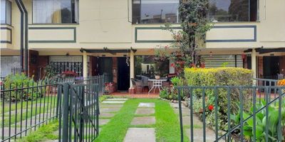 En la zona de Cedro Bolivar OFERTAMOS EN VENTA Casa de 3 niveles mas altillo con vista a áreas verdes, iluminada. Area de 110 mts Primer nivel :sala, comedor, en un ambiente cocina abierta remodelada, alacena, zona de ropas y baño social. Segundo nivel una habitación con el baño en el corredor, habitación principal con baño Tercer nivel altillo espacio para una tercera habitación, o estudio. Pisos de sala y comedor en madera, baldosa en cocina y laminado en habitaciones. Parqueo frente a la casa.Estrato 4 . Conjunto de 316 casas, con acceso de dos porterías. Cerca del Centro Comercial Cedritos, con muy buenas opciones de transporte. Cuenta con salones sociales, cancha de tenis, cancha de voleiboll, basketboll, varios parque infantiles y numerosas zonas verdes. Parqueadero para visitantes y vigilancia 24 Hra.
