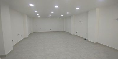 Se arrienda excelente local Rionegro, sector el Porvenir, cuenta con un área de 90m2, 1 baños, cuarto útil, con alto flujo peatonal y vehicular. Ubicación estratégica para dar a conocer su negocio!
