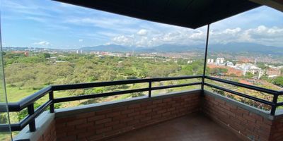 Vendo excelente apto en el ingenio.PRIMER PISO: Cocina, zona de ropa integrada a la cocina, salita de television, dos terrazas con vista al terreno de árboles de la universidad del Valle, sala comedor, dos habitaciones, un estudio y un baño con ducha.  SEGUNDO PISO: cuarto principal con vestier y baño con dicha. Terraza con vista a la ciudad de Cali.  Posee dos garajes separados. info 3215819388