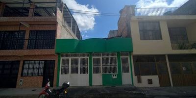 Casa en Venta – Barrio Santa Isabel, Manzana 42, Casa 4 – Girardot, área construida: 74 m2, área del lote: 98 m2 , Frente: 7 m / Fondo: 14 m, vivienda: 1 piso   terraza – Oportunidad de ampliación, dos habitaciones, principal con ventilador de techo y baño privado en construcción, Salón-comedor amplio con ventilador de techo, Baño auxiliar, Cocina sencilla, Patio, Garaje ,Terraza amplia con puerta independiente, Columnas estructurales listas para continuar construcción. Ideal para remodelar y personalizar a gusto, contáctanos. 