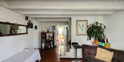 Casa en venta en Villas de Granada, son 3 niveles, cuenta con 4 alcobas mas 2 baños completos, espacio de estudio, patio, cocina semi integral, sala y comedor, depósito o espacio para baño social, casa ideal para remodelar, ubicada frente a un parque, gran oferta de transporte público y comercio en general, precio negociable, excelente oportunidad