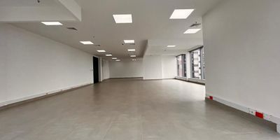 Oficina disponible para arriendo en el barrio Altos del Prado, Barranquilla. Este espacio de 157 m² ofrece un ambiente profesional ideal para su empresa. Cuenta con 1 baño y 3 parqueaderos, facilitando la operatividad diaria. El inmueble tiene una antigüedad de 5 años y dispone de vigilancia, brindando seguridad. Su ubicación en Carrera 53 #80 - 198, estrato 7, permite fácil acceso y cercanía a diversos servicios en Barranquilla. El canon de arriendo es de $14,940,000, más administración. Conozca esta oficina funcional para su negocio. Para más información, contáctenos vía whatsapp, quiero que me contacten o ver teléfonos.