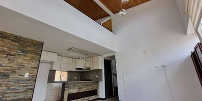 1686 Expectacular apartamento duplex, ubicado en Funza Cundinamarca, a pocas cuadras del centro del municipio. El apartamento cuenta con parqueadero privado, cuatro alcobas, dos con baño privado, deposito, balcon,sala comedor, cocina integral. 