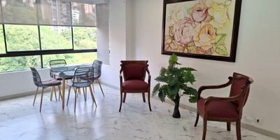 Codigo 28152. ? Apartamento en venta ubicado en El Poblado sector La Tomatera? Características del Inmueble:• 4 Habitaciones (dos con vestier y baño privado, dos con clóset)• Alcoba de servicio con baño privado• 4 Baños en total (cabinas en vidrio templado y acabados modernos)• Cocina abierta e integral con cubierta a gas, campana extractora y mesón en quarztone• Sala – comedor• Estar de alcobas• Zona de ropas independiente• Parqueaderos sencillos independientes• Cuarto útil• Red de gas y servicios públicos• Área total: 192 m²• 1 nivel? Descripción:Este amplio apartamento en el exclusivo sector de La Tomatera, El Poblado, ofrece un estilo de vida ideal para familias que buscan confort, privacidad y cercanía a lo mejor de Medellín.Su reforma reciente en cocina, baños y pisos le da un aire moderno y elegante. Además, al estar ubicado en el último piso, brinda una hermosa vista panorámica hacia zonas completamente arborizadas, garantizando tranquilidad y frescura natural.? Entorno y Ubicación:La ubicación es uno de sus mayores atractivos, ya que se encuentra en una zona estratégica con todo a pocos minutos:• Clínica Medellín• Milla de Oro y zona financiera• Restaurantes exclusivos y Provenza• Fácil acceso a la Avenida del Poblado y transporte público? Zonas Comunes:• Seguridad 24/7 y portería• Piscina para adultos y niños• Parque infantil• Zonas verdes• Parqueaderos de visitantes• 1 ascensor por torre? Valor de venta: $1.380.000.000? Administración: $1.030.000? Predial anual: $7.074.000