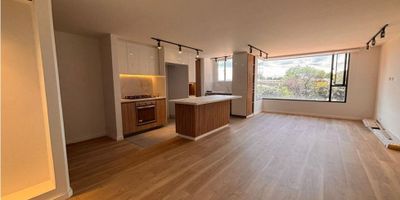 En venta lindo e iluminado apartamento en la calleja baja, en un tercer piso, totalmente remodelado.

Recibe Sol en la mañana y la tarde, acceso por ascensor, son 114 metros cuadrados distribuidos asi : 


 Sala comedor en un solo ambiente.  
 Cocina abierta con isla y lavaplatos eléctrico.
 3 alcobas, la principal con baño  y un segundo baño completo que comparten las otras 2 alcobas. 
 Zona de ropas independiente.
 2 parqueaderos (en linea).
 1 deposito


 El conjunto cuenta con:


 Gym 
 Salón social 
 Parque interior
 Porteria con recepcion y vigilancia 24/7Parqueaderos para visitantes.




 