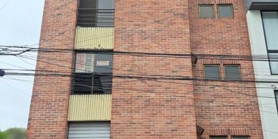 ¡VENDO $390! ¡Millones! negociables HERMOSO APARTAMENTO RECIÉN REMODELADO! Ubicado en el exclusivo barrio El Ingenio (estrato 5), este amplio apartamento de 110 m² ofrece comodidad, diseño y excelente ubicación. Cuenta con: Sala-comedor, Sala auxiliar, Comedor auxiliar, Cocina integral, Área de servicio, 4 baños, 3 alcobas + estudio, Parqueadero cubierto propio escriturado (área adicional, total 121 m² incluyendo parqueadero), Equipado con calentador de agua a gas, aire acondicionado central y gas domiciliario. Ubicado en el cuarto piso de edificio con ascensor. No se paga administración, solo una cuota mensual de $75.000 para mantenimiento del ascensor y servicios de áreas comunes. Libre de deudas o gravámenes (sin hipoteca, prenda, afectación familiar, etc.). Zona residencial tranquila y estratégica, cerca de clínicas, supermercados, parques y vías principales. Más Información al 3183349393 /3154596112 / (602) 5532727