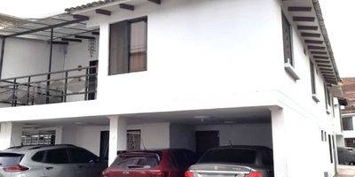 Vive en la esquina donde comienza tu nueva historia  
Esta hermosa casa esquinera en el exclusivo Condominio en Meléndez te ofrece más que una excelente ubicación:  
te brinda amplitud, privacidad y una vida rodeada de comodidad.
Plus: Al ser una casa esquinera existe la posibilidad de realizar la distribución de los espacios en el primer nivel y habilitar un apartaestudio con entrada independiente, generando una renta adicional.

 Iluminación natural en todos sus espacios  
 Mayor ventilación y solo un vecino contiguo  
 Zonas comunes ideales para tu familia  
 Seguridad 24/7 y entorno residencial  
 Cerca de universidades, centros comerciales y vías principales

Vivir en Meléndez significa estar en el corazón del crecimiento del sur de Cali, con fácil acceso, alta valorización y calidad de vida.

 Contáctanos y agenda tu visita.  
Tu nuevo hogar te espera… justo en la mejor esquina.