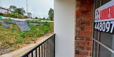 Apartamento en arriendo con excelente ubicación, cómodo y bien iluminado, cuenta con amplios espacios, cocina integral, sala comedor, dos habitaciones, zona de ropa, y buena ventilación, portería 24/7. Código Abad Faciolince APA8893 Asesora Alejandra Gutiérrez 3174292454