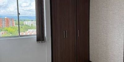 Hermoso apartamento con excelente distribución, diseñado para brindar comodidad y estilo. Cuenta con amplios espacios iluminados naturalmente, sala comedor integrada, cocina moderna con buenos acabados, habitaciones confortables y baños funcionales. Su ubicación estratégica ofrece cercanía a zonas comerciales, transporte público y servicios esenciales, convirtiéndolo en una excelente opción para vivir o invertir LUZ MARINA 