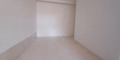 Se arrienda local comercial ubicado en el barrio Bravo Paez, amplio y luminoso local comercial, ideal para tu negocio,  de 100 metros cuadrados, con un baño privado, con excelente ubicación, con vías de acceso calle 35 sur, autopista sur.