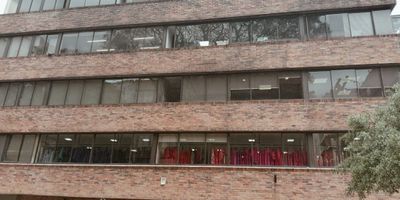 Se vende oficina ubicada en una de las zonas exclusivas de la ciudad, con una distribución inteligente que aprovecha al máximo sus 46 metros cuadrados. Con un baño, cocineta y parqueadero privado, este espacio es ideal para profesionales que buscan un ambiente de trabajo sofisticado y funcional. Su diseño moderno y elegante crea un ambiente inspirador que estimula la productividad y la creatividad. No pierdas la oportunidad de establecer tu negocio en este lugar privilegiado que ofrece comodidad, seguridad y estilo. ¡Haz de esta oficina el escenario perfecto para alcanzar tus metas empresariales!