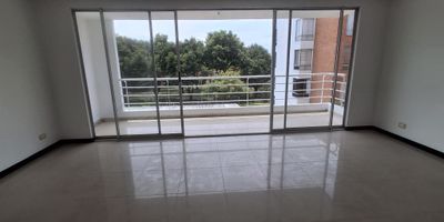 Vendo apartamento ubicado en Valle del Lili. Con 3 habitaciones y 3 baños, además sala de tv, estudio, este espacio de 118 metros cuadrados ofrece un ambiente amplio y acogedor para toda la familia. Los acabado son tradicionales sin remodelación. Cuenta con 2 parqueaderos para tu conveniencia. El  No pierdas la oportunidad de hacer tuyo este lugar lleno de encanto. Para más información, contacta a Claudia Guanarita al número 3113839739. ¡Haz de este apartamento tu nuevo hogar!