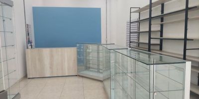 Se vende local ubicado en el centro comercial Paseo Villa del Rio, en el  tercer piso con excelente vista y ubicación, donde encontramos la plazoleta de comidas, las mejores marcas comerciales, baños comunales, escaleras eléctricas, a 200 metros de la autopista sur.