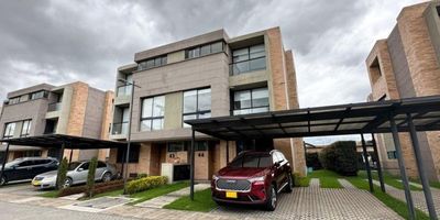 Se vende casa esquinera en el Condominio Vittare la Casa en el Árbol. Ambiente agradable y campestre, buena iluminación natural. Casa de tres niveles. El primer piso consta de sala comedor con chimenea, baño social, cocina integral tipo americano, jardín, cuarto de servicio, zona de lavandería. El segundo nivel cuenta con 2 habitaciones con baño privado y closet, una con balcón, estudio, escaleras en madera. El tercer nivel cuenta con habitación principal con closet, vertier y baño privado con jacuzzi, espacio para estudio o sala de star y terraza. Cuenta con tres parqueadero. Con  amplia oferta de zonas comunes, salón comunal, gimnasio, piscina climatizada, zonas verdes, parque infantil, cancha de tennis, Cerca al Colegio Los Andes, Colegio Emilio Soto Mayor, Vivero La Tita y Centro Cultural y Artístico. Vías de acceso por la Carrera 6, carrera 5.