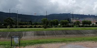 Lote esquinero, con usos múltiples, Vivienda Unifamiliar, bifamiliar, multifamiliar, comercio local, institucional, industrial,ubicado a dos cuadras de la Autopista norte, cerca de centros comerciales, rutas alimentadoras, Sitp, Transmilenio.