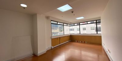 Oficina en arriendo ubicada en Chicó, Bogotá. Posee un área de 332.49 m2, espacios amplios y cómodos, ubicada en un quinto piso, abierta con divisiones en vidrio para oficinas, posee red de voz y datos, una cocineta, baterías de baño, cuenta con 5 parqueaderos independientes. Ubicada cerca a la carrera 7, sobre la Av. Calle 100. Dentro del mismo Edificio encontrará opciones de parqueadero público, entidades bancarias y supermercados.  Adicionalmente cuenta con una amplia variedad de sitios de interés, como restaurantes, hoteles, tiendas de cadena, bancos entre otros. Valor del arrendamiento canon, más IVA, mas administración.