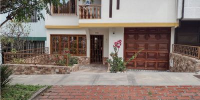 Venta de casa unifamiliar de 230 m2, completamente remodelada y con una excelente ubicacion en un sector residencial de estrato 4. La propiedad cuenta con 4 alcobas, 3 banos y un garaje para un vehiculo. Dispone de cocina integral, zona de lavanderia, patio y red de gas, con pisos en ceramica.

Su ubicacion estrategica ofrece acceso pavimentado y cercania a colegios, universidades, supermercados y al hospital Pablo Tobon Uribe.

Es una oportunidad ideal para quienes buscan una vivienda espaciosa, comoda y funcional.
Esta casa es perfecta para disfrutar de la tranquilidad de una zona residencial con la conveniencia de tener todo al alcance de la mano.