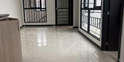 DIVISA INMOBILIARIA matricula inmobiliaria No SGM-MAOM-2018-6 te da la bienvenida a su nuevo hogar en le corazón de villamaria! este apartamento que consta de 2 amplias y cómodas habitaciones cada una con su respectivo closet es el lugar perfecto para vivir con comodidad y estilo. cuenta con una cocina semi integral moderna y equipada donde podrás preparar deliciosas comidas para usted y su familia, el baño es espacioso y luminoso que cuenta con agua caliente perfecto para iniciar el día con energía, el apartamento esta ubicado en un lugar céntrico, cerca a tiendas, restaurante,servicio de trasporte publico con fácil acceso, cuenta también con una amplia y cómoda sala comedor para que puedas disfrutar de un lugar que te proporciona tranquilada tanto a la hora del osio como a la hora de disfrutar tus alimentos.no te pierdas la oportunidad de vivir en este hermoso apartamento.