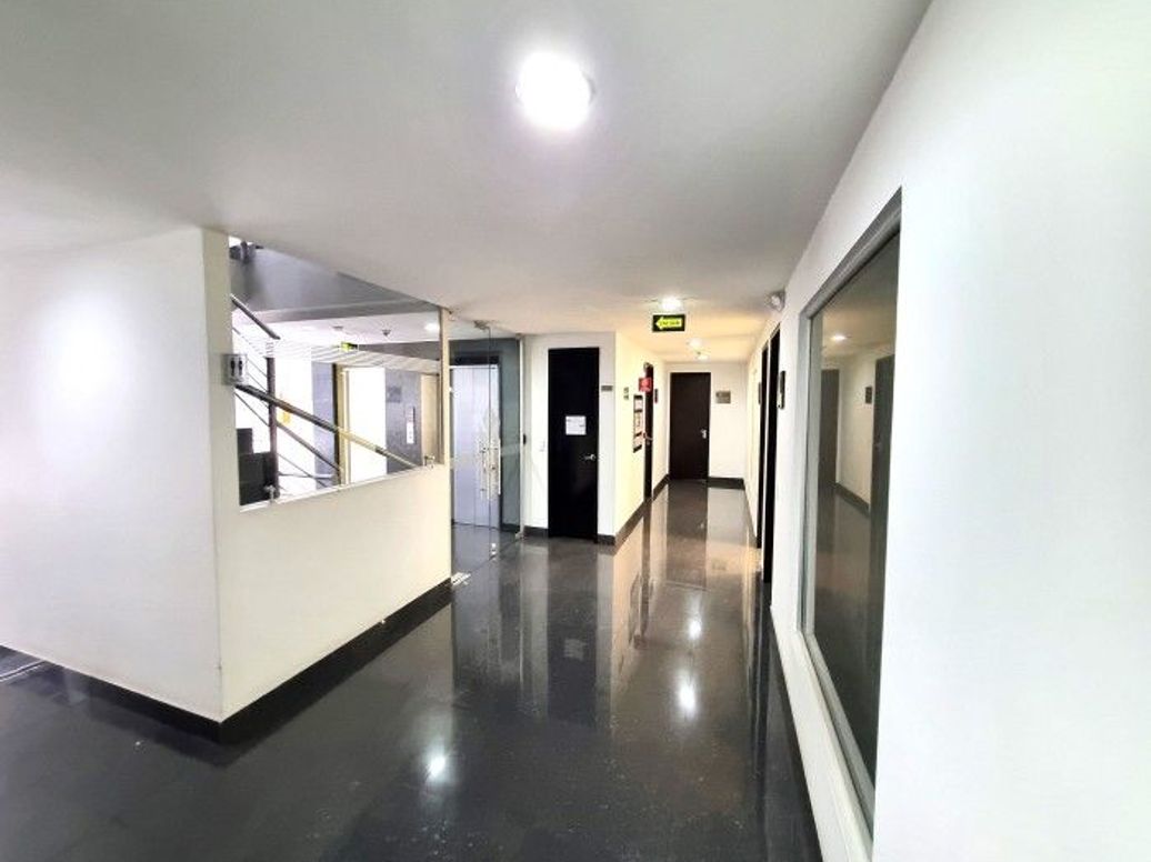 Apartaestudio en venta en Santa Barbara Occidental, Bogotá, 54 m² · foto 2 de 10