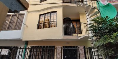 se alquila apto piso 3 en barrio nueva base sobre pasaje peatonal, consta de 2 habitaciones con closet,  un baño, sala comedor, cocina semi integral con gabinetes y estufa empotrada a gas, zona de ropas con lavadero, parqueadero solo para una  moto. 