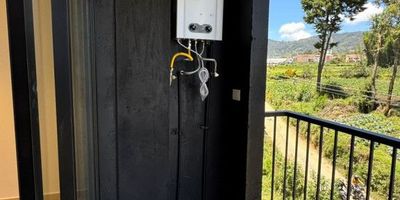 Apartamento súper bien ubicado en El Carmen de Viboral, vivienda de interés social, a 15 minutos caminando del parque principal, con 55 M2, en estrato 3 y en piso 6.
Sus especificaciones son: 2 habitaciones, 2 baños, Sala - comedor, cocina integral abierta con barra americana, balcón con vista panorámica exterior verde, zona de ropas, piso en cerámica e iluminación natural.

Sus zonas comunes en construcción son: Portería 24/7, ascensor, gimnasio al aire libre, juegos infantiles, zonas verdes, cancha múltiple, sendero ecológico, Club House, sendero de trote, ciclo ruta y parqueadero de visitantes.
Parqueadero comunitario.
Valor: $ 255 millones.
Administracion: Pendiente.
No dudes en preguntar por este bello apartamento que con gusto te atenderé.