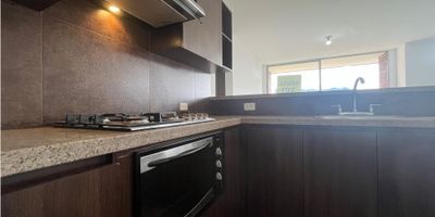 ARRIENDO APARTAMENTO EN ENVIGADO EL ESMERALDAL

110 metros aproximadamente

Cuenta con 3 alcobas, 3 baños, cocina integral con horno y extractor, sala comedor, balcon, 1 vestier, 2 closet, estudio, piso en porcelanato y madera laminada, zona de ropas, 2 parqueaderos paralelos y cuarto util.

INMOBILIARIA J URIBE
