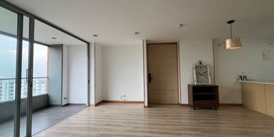 Apartamento en arriendo en unidad cerrada ubicada en un sector central con fácil acceso desde vía principal, entorno tranquilo, con conexión a rutas de transporte público y cerca a servicios complementarios del sector . Cuenta con piso en madera, sala ,comedor, 2 alcobas con baño y vestier en la principal, baño social, cocina integral abierta tipo americano, zona de ropas, útil, balcón y parqueaderos  cubiertos . Conjunto cerrado con ascensor y zonas sociales completas que incluyen piscina, gimnasio, parques infantiles, placa deportiva, zonas verdes, vigilancia y portería 24 horas y circuito cerrado de tv.  inmuebles sujetos a verificacion de disponibilidad