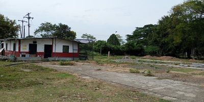 Vive la experiencia de la tranquilidad campestre en esta amplia finca ubicada en el callejón El Recreo, un entorno rodeado de naturaleza y serenidad, ideal para quienes buscan espacios amplios y conexión con lo verde.
Cuenta con una casa principal, que ofrece sala comedor, tres alcobas, baño y cocina. Además, en la parte externa de la finca encontrarás dos baños adicionales. Rodeada de zonas verdes, la finca brinda un ambiente fresco.
Además, está equipada con espacios que potencian su valor como, dos caballerizas y pesebrera, ideales para la vida ecuestre, caseta para empleado, que garantiza apoyo en el lugar.Dos bodegas y un cuarto de mantenimiento, perfectos para almacenamiento y organización de herramientas o insumos.
Amplio parqueadero con capacidad para varios carros y motos.
Una opción ideal para quienes desean combinar la amplitud de los espacios con la calma del campo.
Contáctanos para mayor información, agenda tu cita y descubre todo lo que esta finca tiene para ofrecerte.